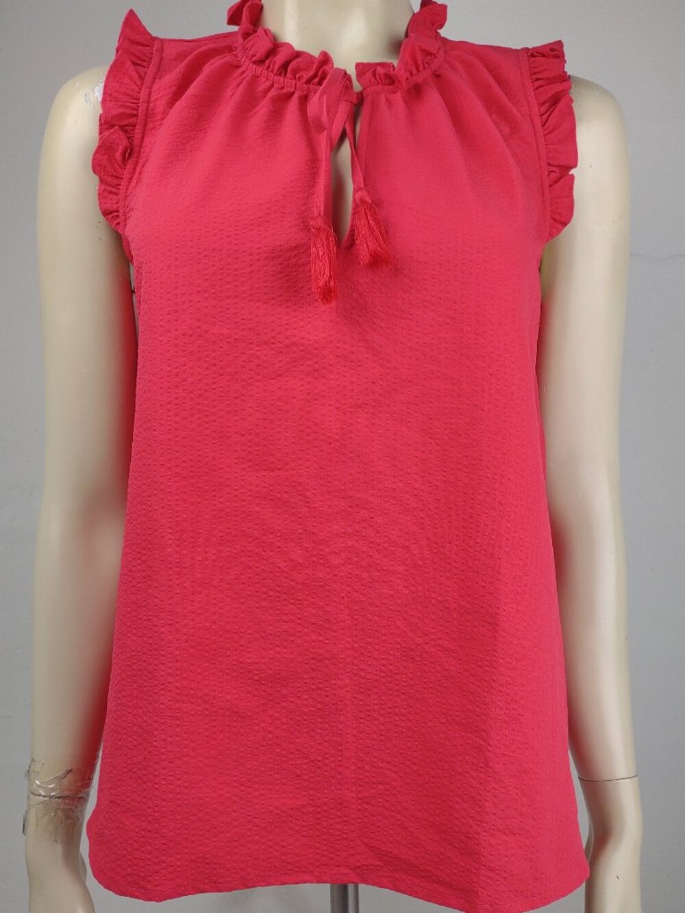 Vineyard Vines Performance red seersucker ruffled sleeveless keyhole top XS